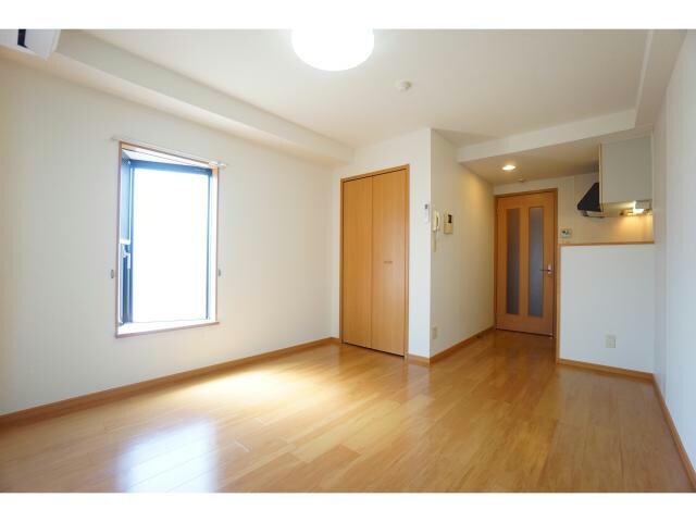 物件内観写真4　(出窓付きの角部屋)