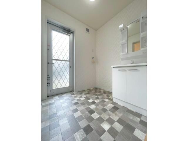 物件内観写真8　(広めの洗面所！)