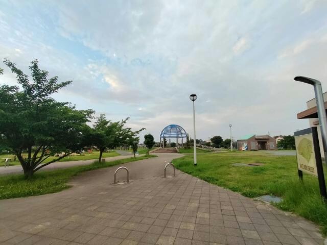 物件外観写真10　(家族に優しい公園へ３５０ｍ)