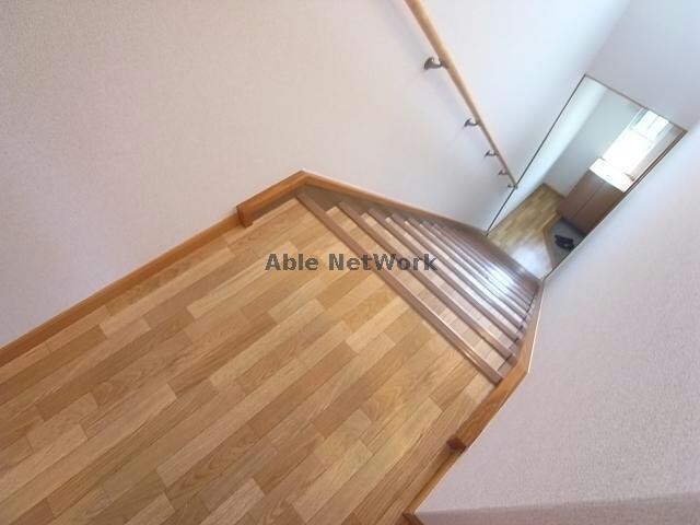 物件内観写真18　(階段)