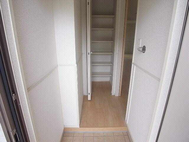 物件内観写真6　(玄関周り)