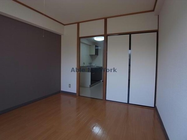 居室(※同物件別部屋写真)