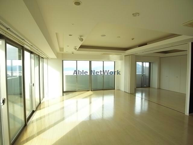 物件内観写真20　(洋室とLDKの仕切り、開)