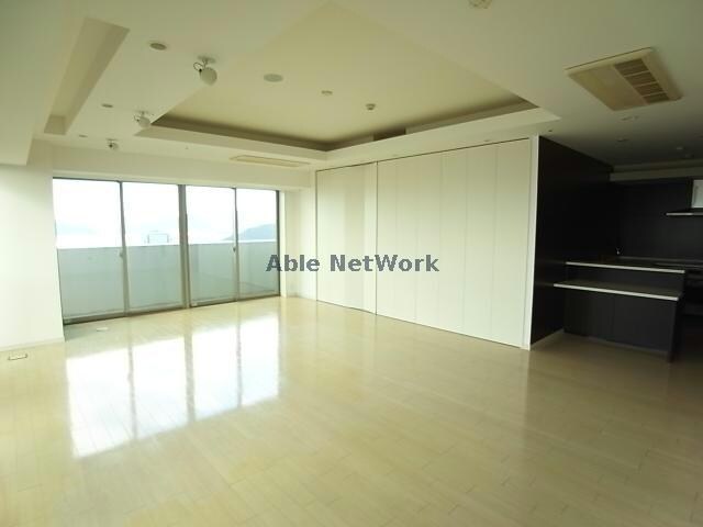 物件内観写真21　(洋室とLDKの仕切り、閉)