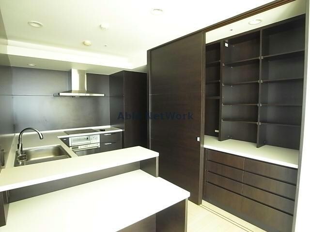 物件内観写真23　(大容量のキッチン収納)