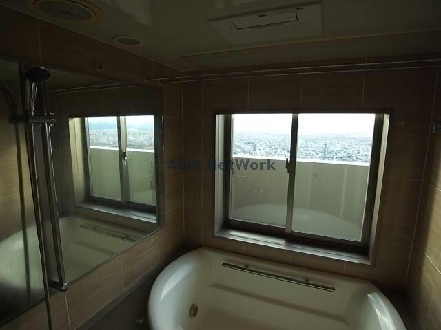 物件内観写真26　(浴室から夜景も見れそうですね)