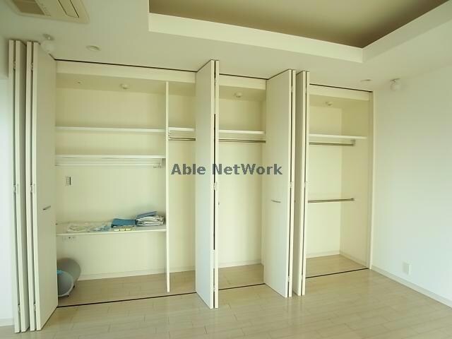 物件内観写真27　(洋室１２帖の収納)