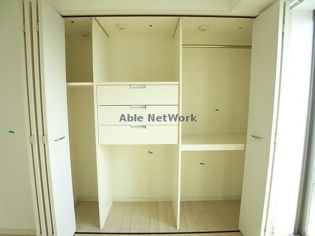 物件内観写真28　(洋室８帖の収納)