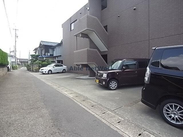 物件外観写真3　(駐車場)