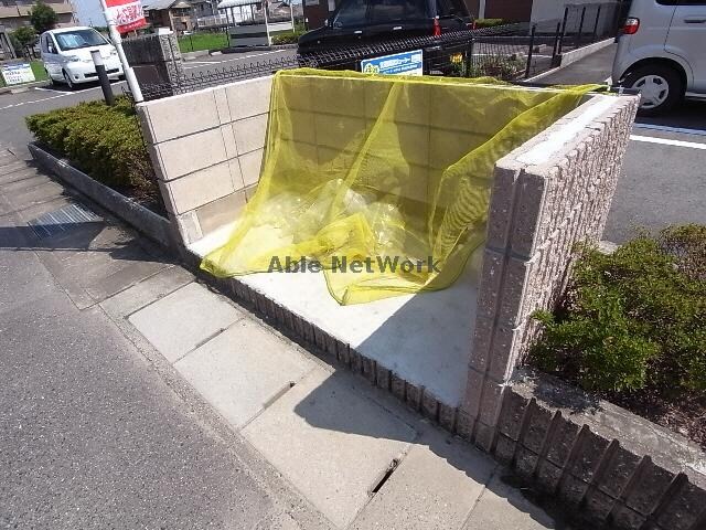 物件外観写真4　(ゴミ置き場)