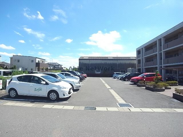 物件外観写真3　(駐車場)