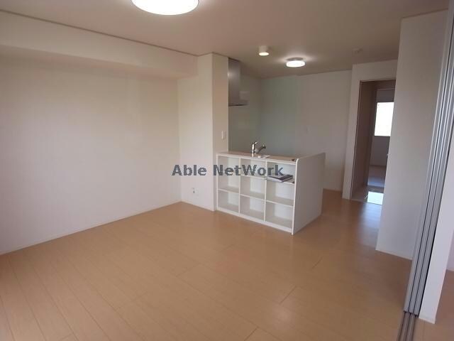 物件内観写真6　(全体の眺めリビング)