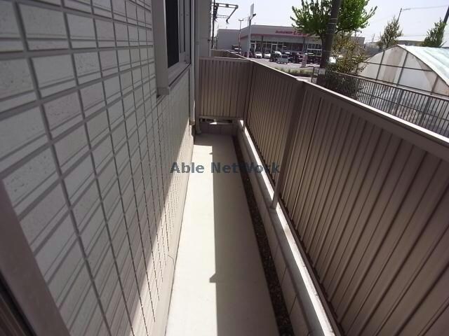 物件内観写真16　(奥行きのあるベランダ)