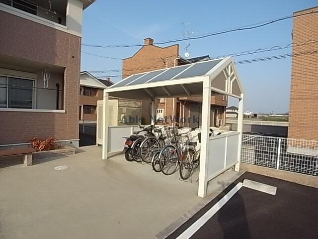 物件外観写真4　(駐輪場)