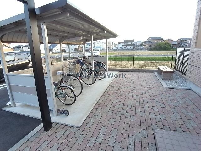 物件外観写真3　(駐輪場)