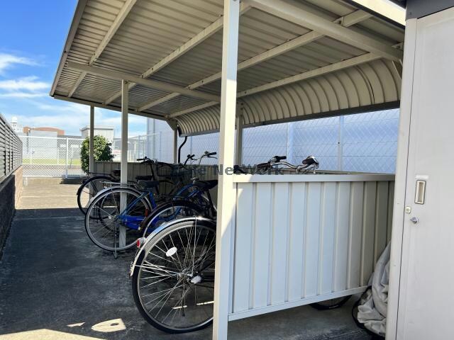 物件外観写真4　(駐輪場)
