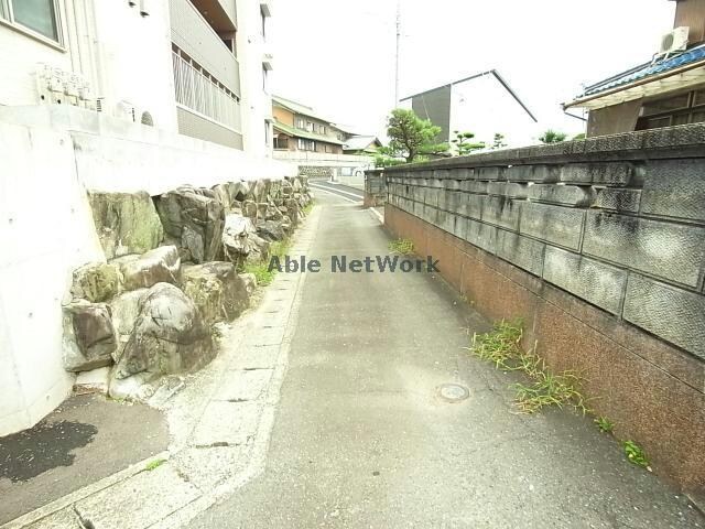 物件外観写真5　(入り口道路)