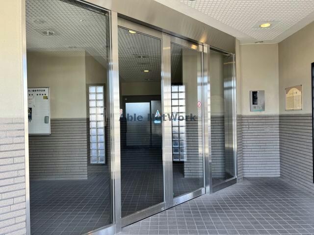 物件外観写真3　(オートロック付)