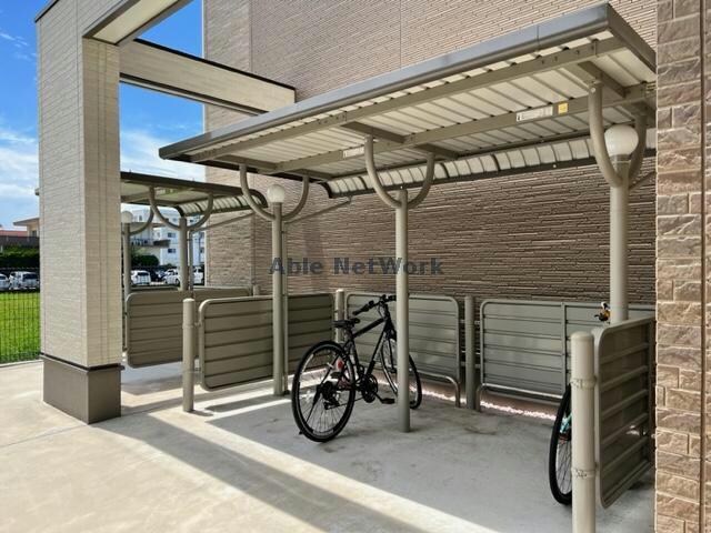 物件外観写真4　(駐輪場)