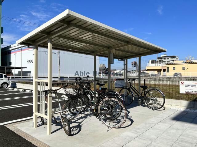 物件外観写真3　(駐輪場)