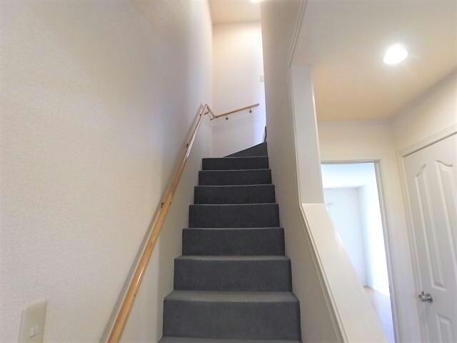物件内観写真28　(絨毯敷き階段)