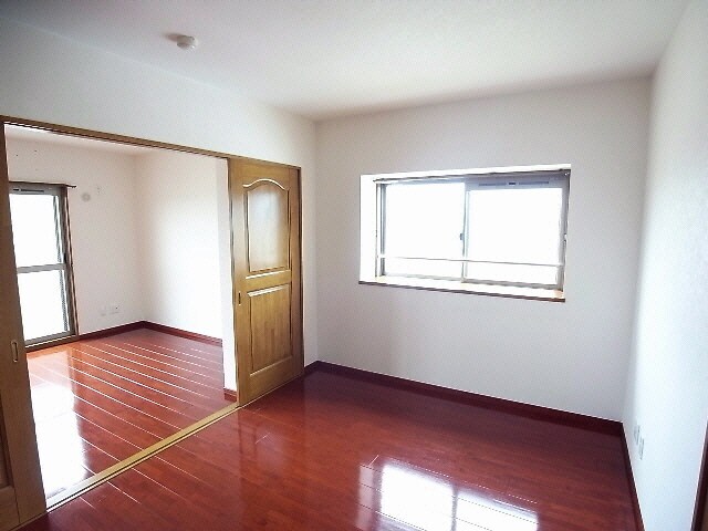 物件内観写真10　(中央洋室)