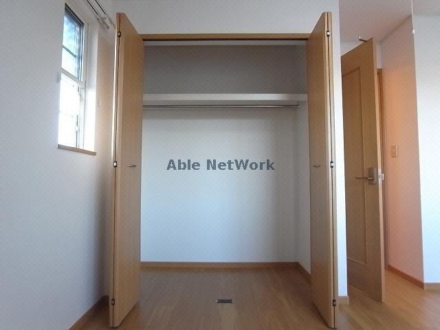 物件内観写真12　(北側洋室収納)