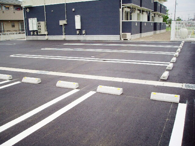 物件外観写真3　(駐車場)