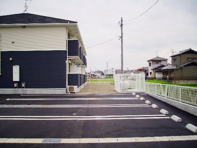 物件外観写真4　(駐車場2)