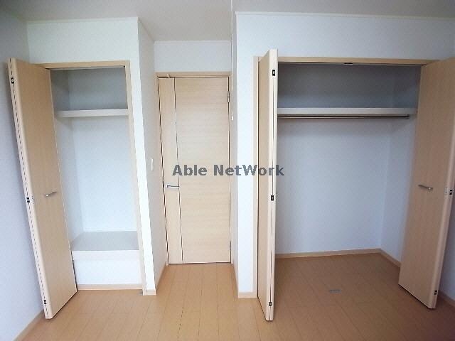 物件内観写真12　(北側洋室収納)