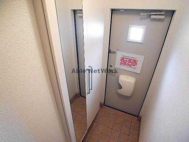 物件内観写真15　(玄関+下駄箱)