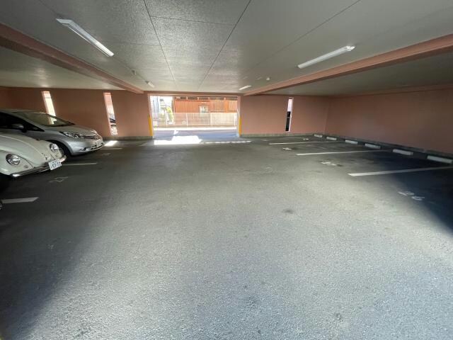 物件外観写真5　(屋根下駐車場)