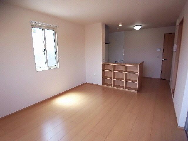 物件内観写真7　(LDK+ｶｳﾝﾀｰ収納)