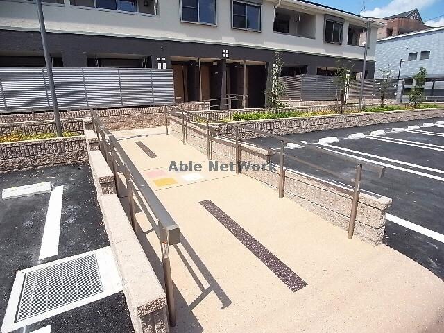 物件外観写真4　(スロープ)