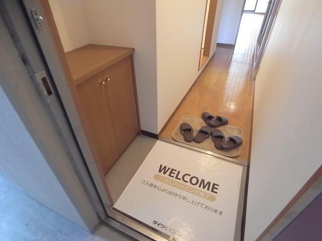 物件内観写真6　(玄関+下駄箱)