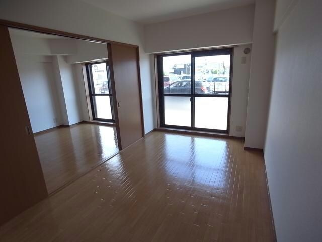 物件内観写真17　(南側洋室)