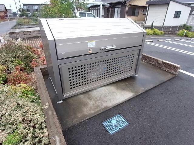 物件外観写真5　(敷地内ゴミ置き場)