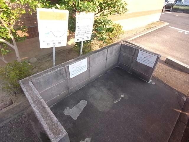 物件外観写真3　(ゴミ捨て場)