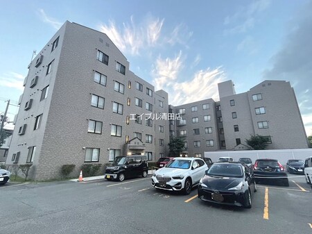 平岡公園ファミールハイツ参番館外観写真