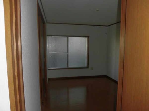 居室(105)