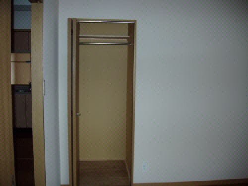 物件内観写真13　(クローゼット同型202)