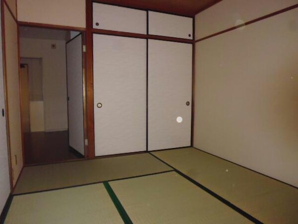 居室(106)