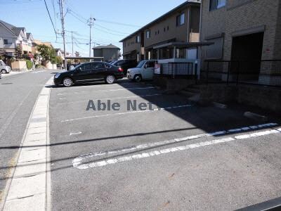 物件外観写真3　(駐車場)