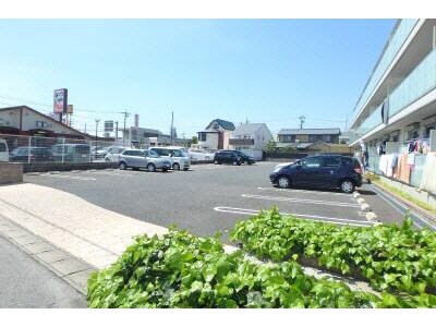 物件外観写真3　(駐車場)
