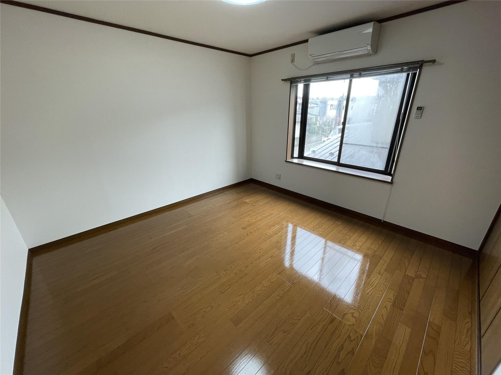 物件内観写真2　(洋室広々)