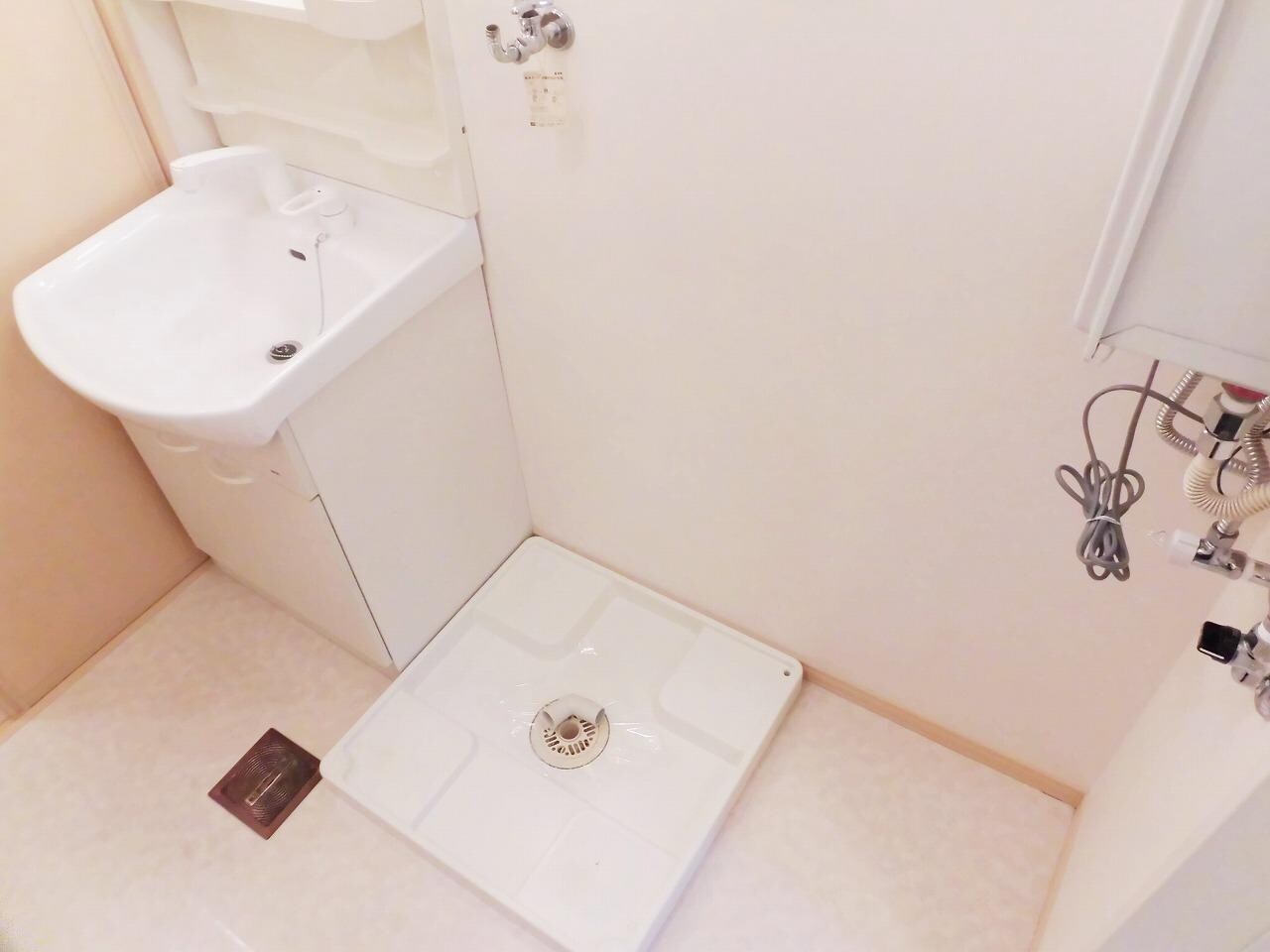 物件内観写真3　(洗濯機置場)