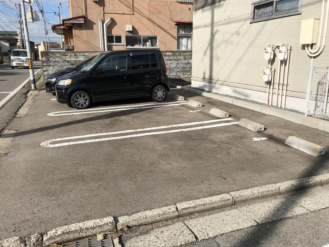 物件外観写真2　(駐車場)