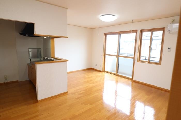 物件内観写真2　(12.7帖リビング)