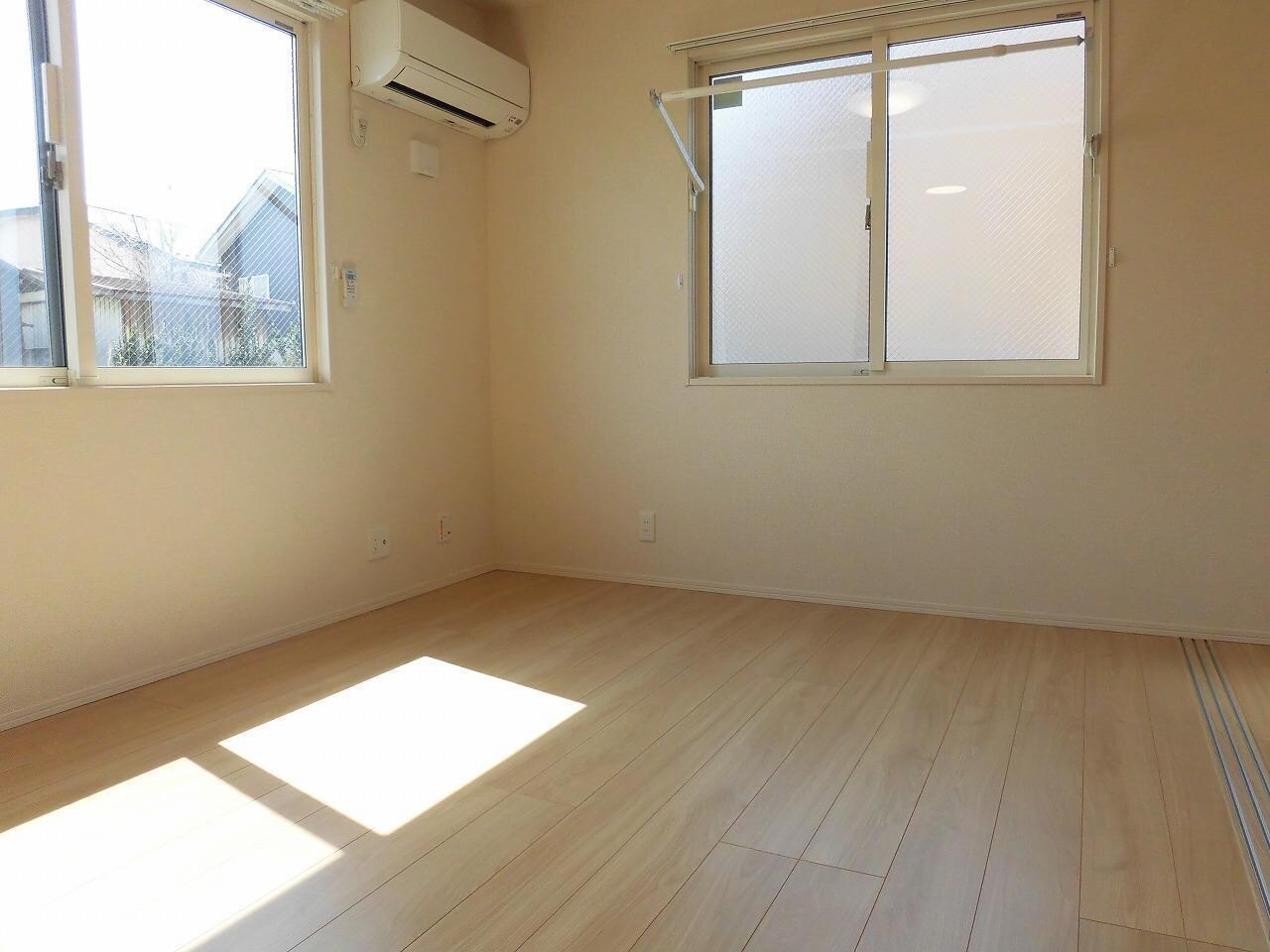 物件内観写真2　(リビング)