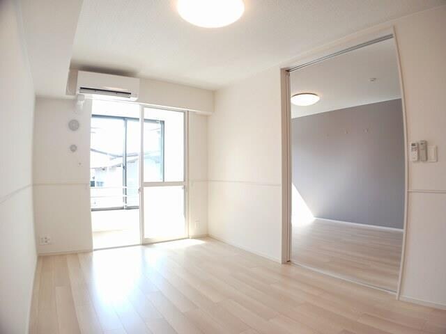 物件内観写真2　(リビング)